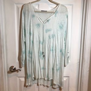 Bandolino Tunic sage green and white , 3/4 length arms . Size XXL